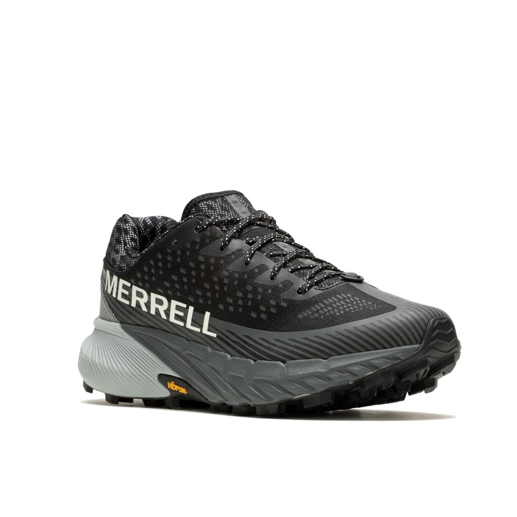 Vue de 3/4 avant de la Merrell Agility Peak 5 GTX noire, une chaussure de trail robuste dotée d'une membrane Gore-Tex et d'une semelle extérieure Vibram pour une accroche maximale