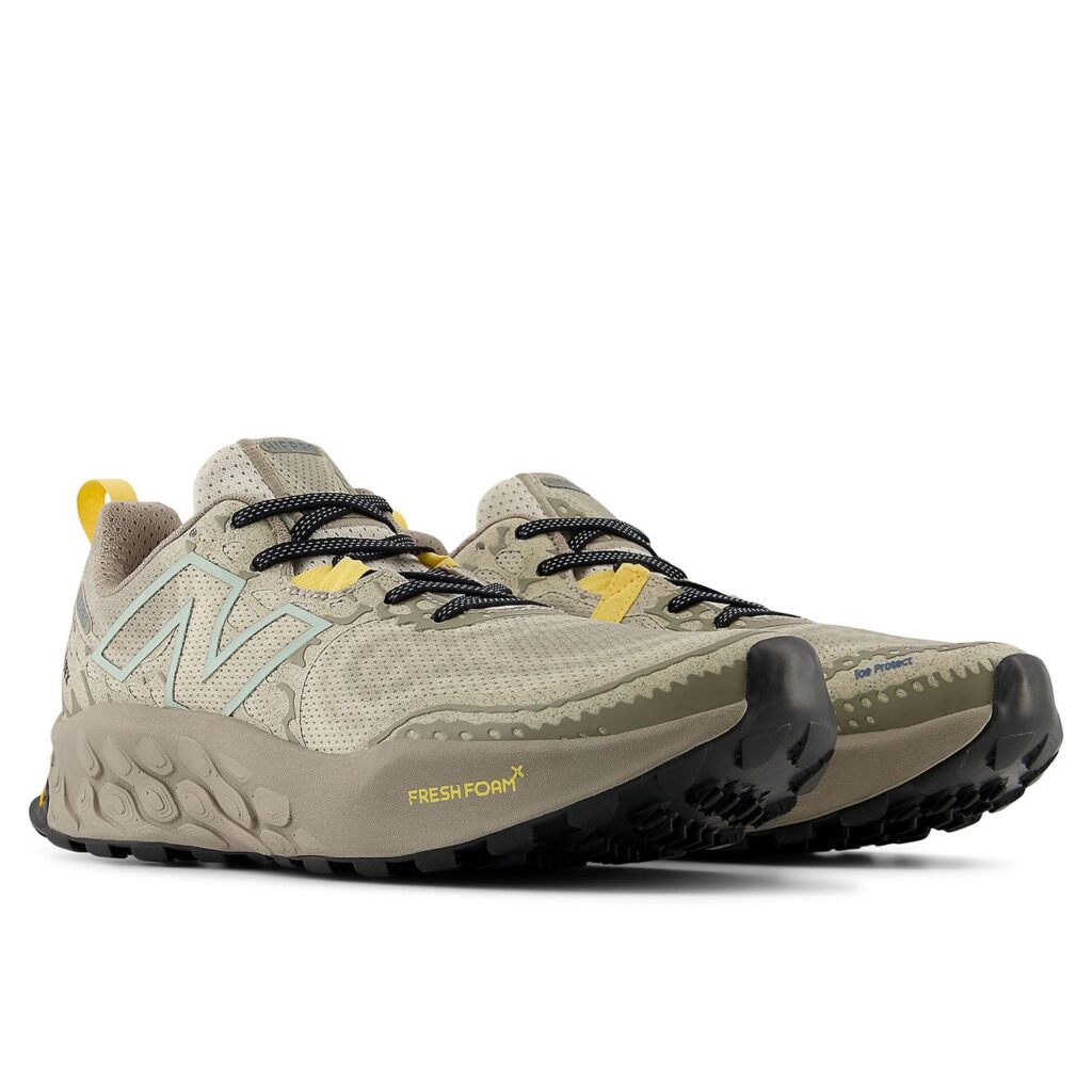 Paire de New Balance Fresh Foam X Hierro v8 GTX beige, montrant l'épaisse semelle amortissante et la protection 'Toe Protect' à l'avant, idéales pour le trail running par temps humide