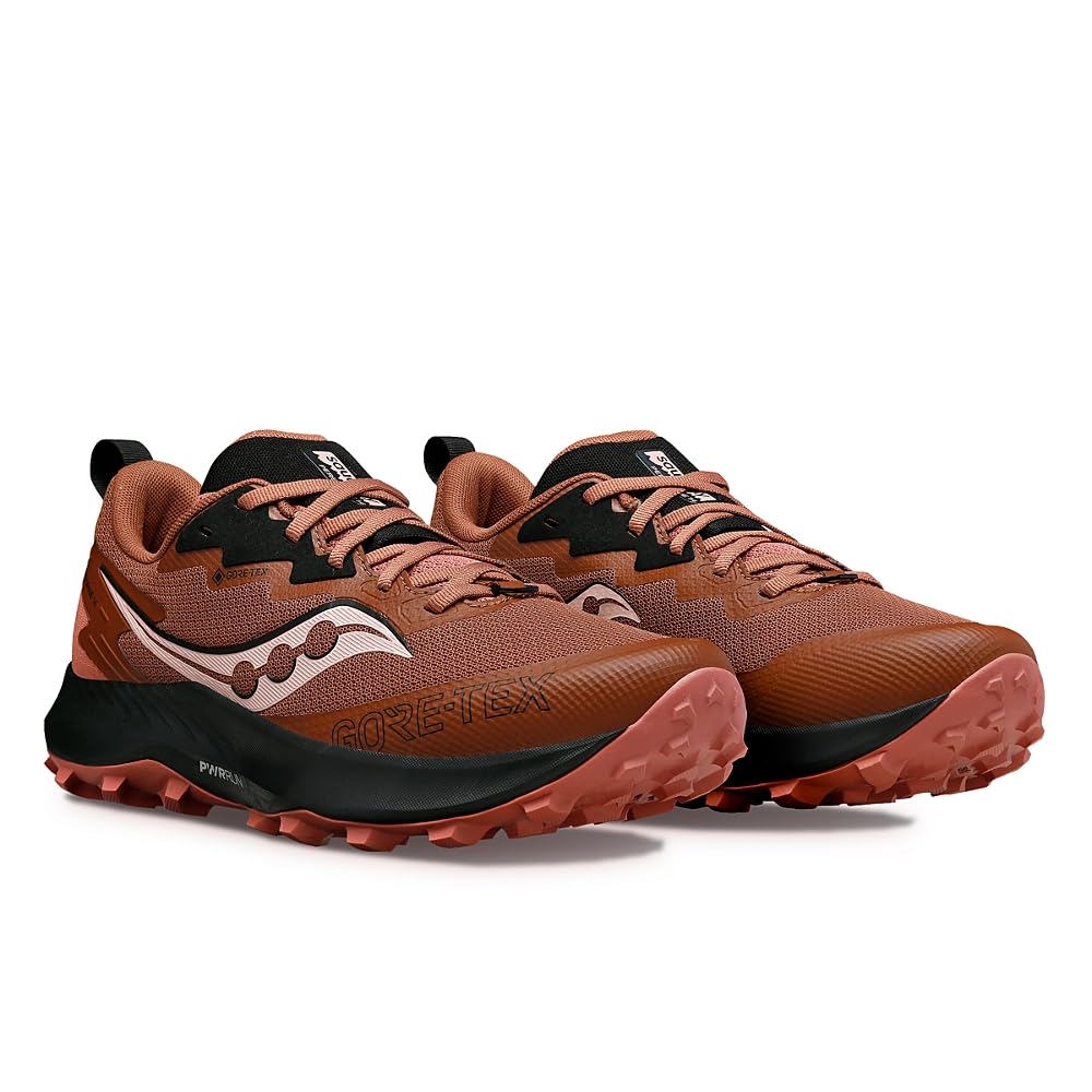 Paire de Saucony Peregrine 14 GTX couleur terre, montrant les crampons agressifs et le logo Gore-Tex sur le côté pour une protection imperméable en trail