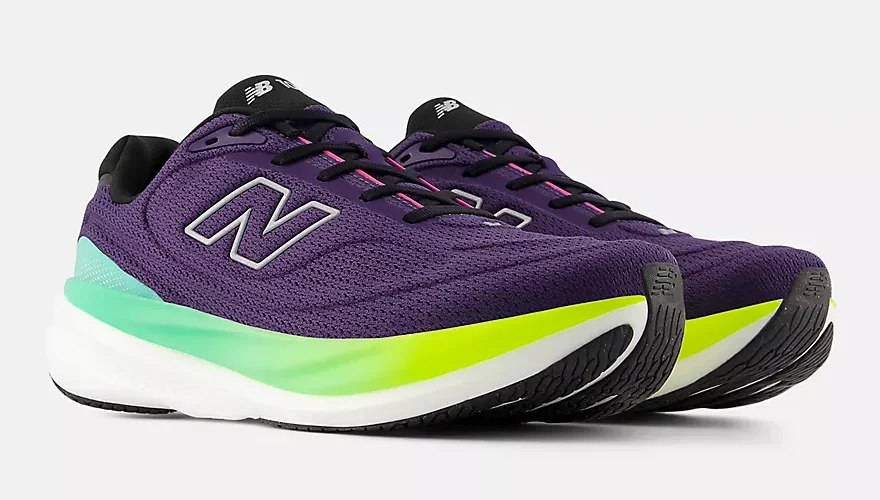 Paire de New Balance 1080 v15 violette avec une semelle intermédiaire en dégradé vert fluo.