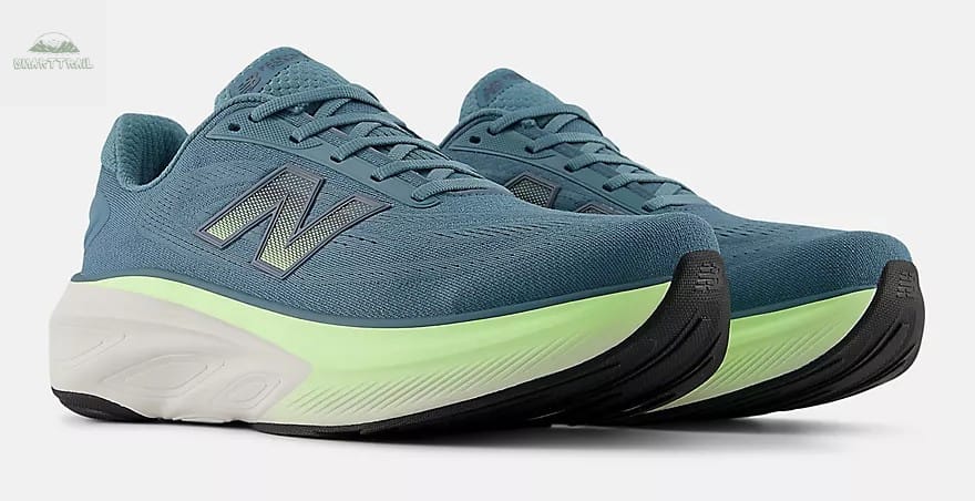 Profil de la New Balance More v6 bleue montrant l'épaisse semelle Fresh Foam X pour un confort supérieur
