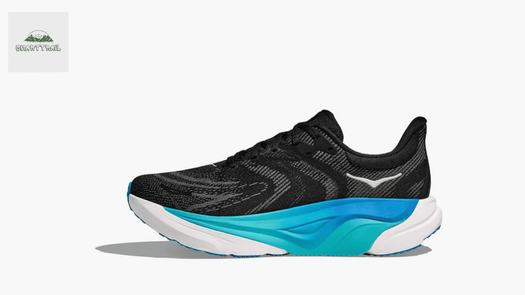 Vue de profil de la chaussure de running Hoka Arahi 8 noire montrant la ligne de la semelle bleue