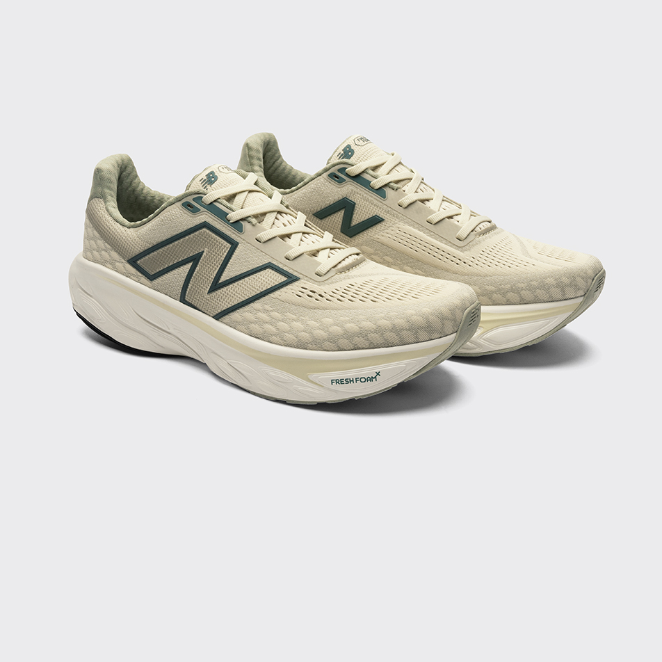 Paire de chaussures de running New Balance Fresh Foam X 1080 v14 coloris beige et vert (Sea Salt), vue de trois-quarts avant montrant la tige en mesh
