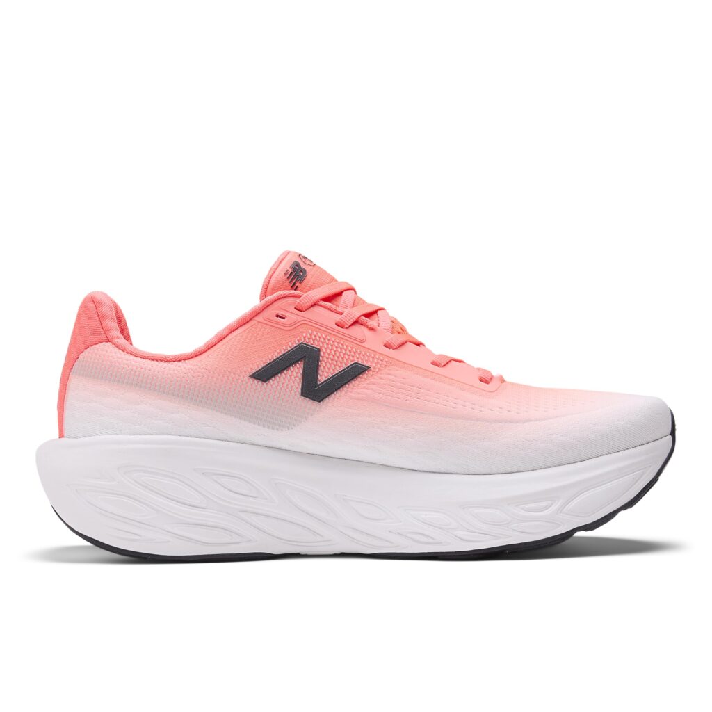 Vue de profil de la New Balance 1080 v14 femme, avec un coloris en dégradé rose corail vers le blanc et logo N contrasté