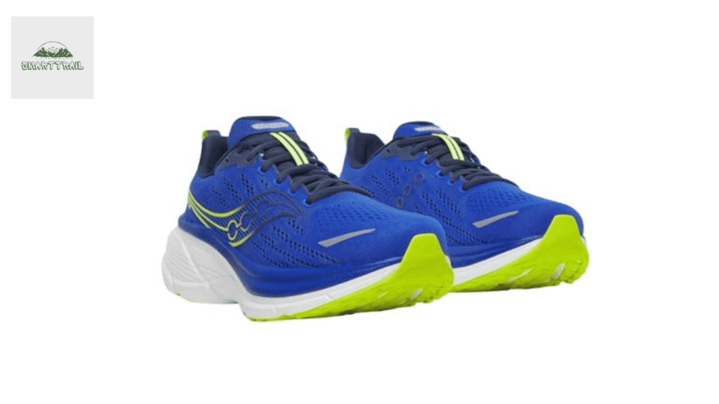 Paire de chaussures de running Saucony Hurricane 25 bleue et jaune citron vue de trois quarts sur fond blanc