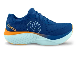 Chaussure de running Topo Athletic Atmos bleue avec détails orange, vue de profil sur fond blanc, mettant en évidence son épaisse semelle Max Cushion incurvée