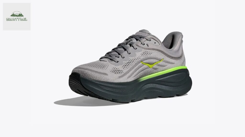 Vue détaillée de l'épaisse semelle et du talon de la Hoka Bondi 9 montrant la structure de l'amorti