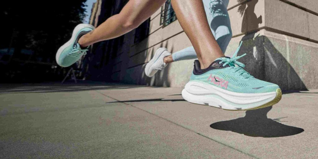La Hoka Bondi 9 en action sur route, une chaussure running pour supinateur lourd recherchant un amorti maximal