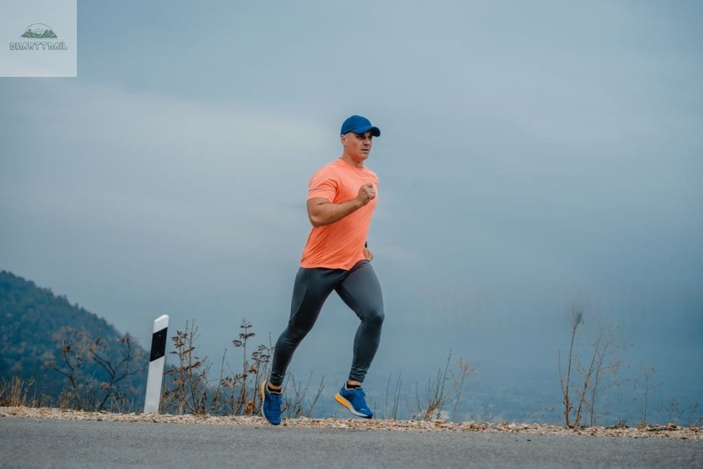 Homme portant une paire de chaussures running pour coureur lourd pronateur