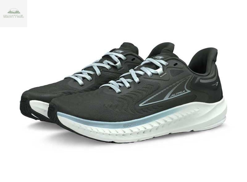 Paire de Altra Torin 7, reconnue pour sa large boîte à orteils (Toe Box) offrant un confort maximal aux pieds larges