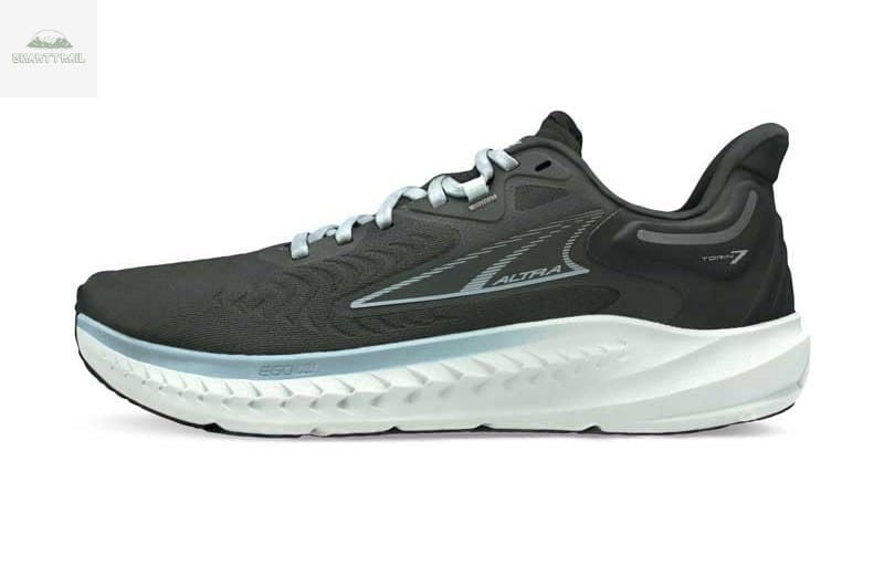 Paire de Altra Torin 7, reconnue pour sa large boîte à orteils (Toe Box) offrant un confort maximal aux pieds larges