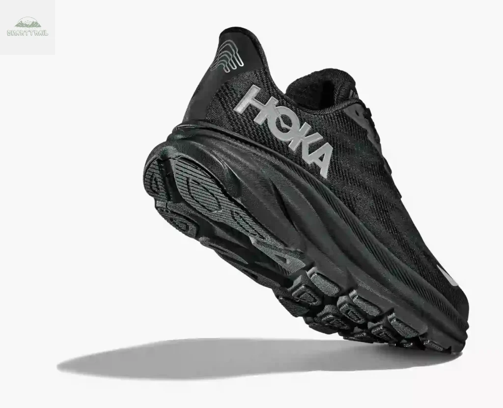 Vue de la semelle de la Hoka Clifton 9 noire, une chaussure appréciée pour son confort au travail ou pour la marche active