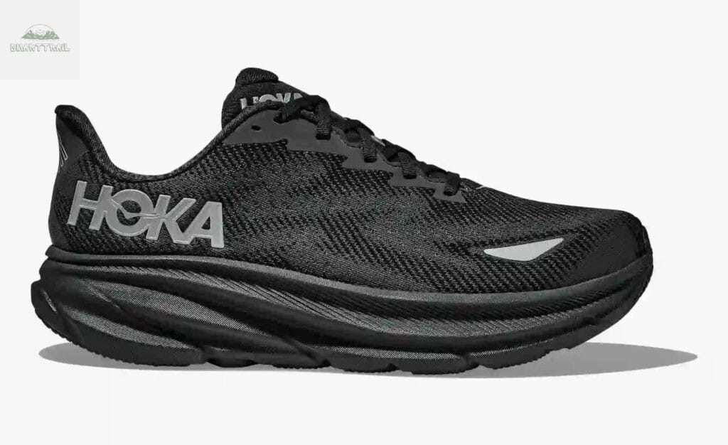 Vue de la semelle de la Hoka Clifton 9 noire, une chaussure appréciée pour son confort au travail ou pour la marche active