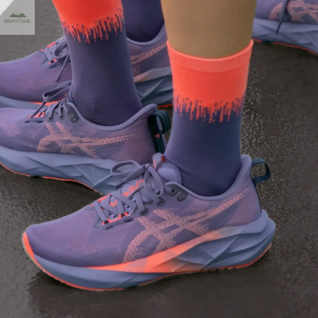 Chaussures de running Asics Novablast 5 portées sur route