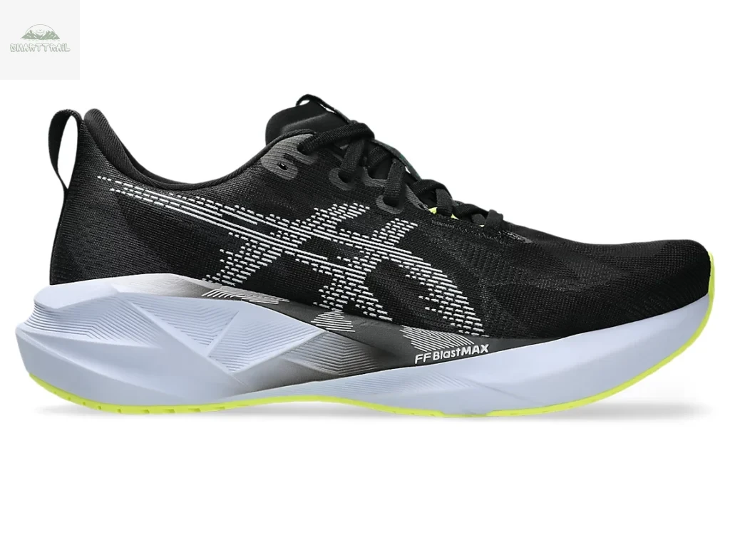 Vue latérale de l'Asics Novablast 5, chaussure running réactive et amortie pour coureur de plus de 85 kg