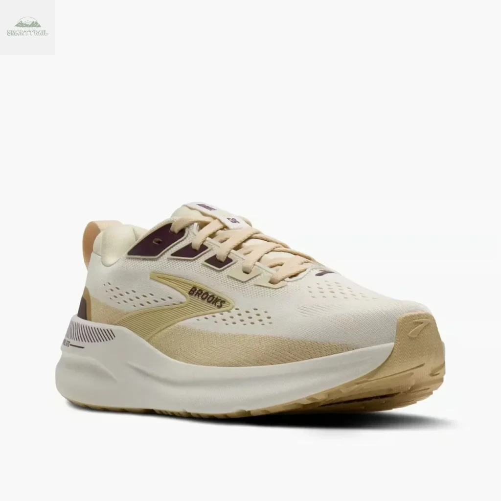 Vue trois quarts de la Brooks Ariel GTS 26, chaussure running soutien maximal pour coureuse lourde