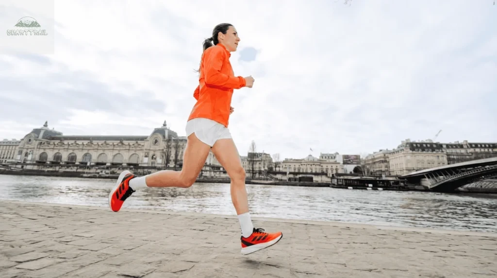 Coureuse avec une chaussure running spécifique