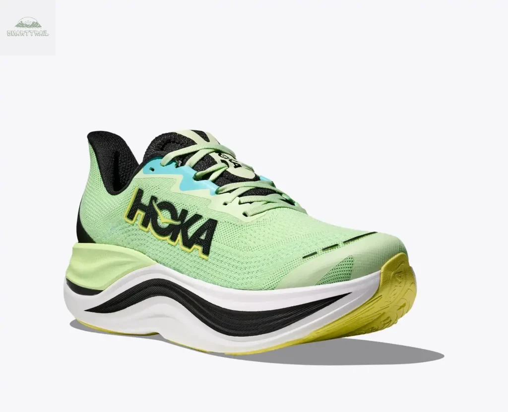 Vue trois quarts de la Hoka Skyward X, chaussure running réactive et amortie pour coureur de plus de 85 kg